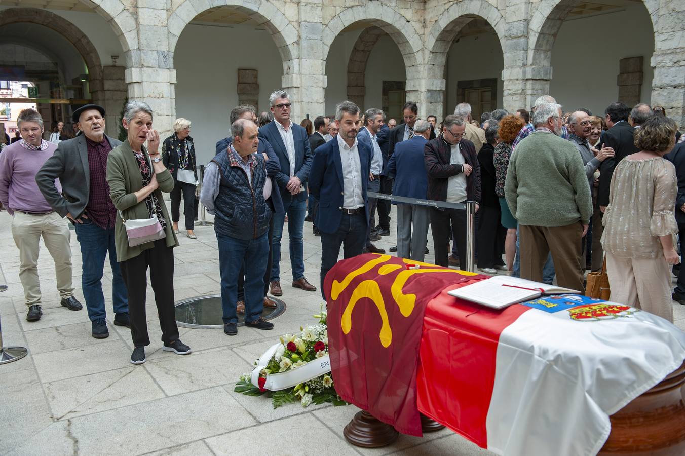 El Parlamento de Cantabria acoge la capilla ardiente del Rafael de la Sierra.