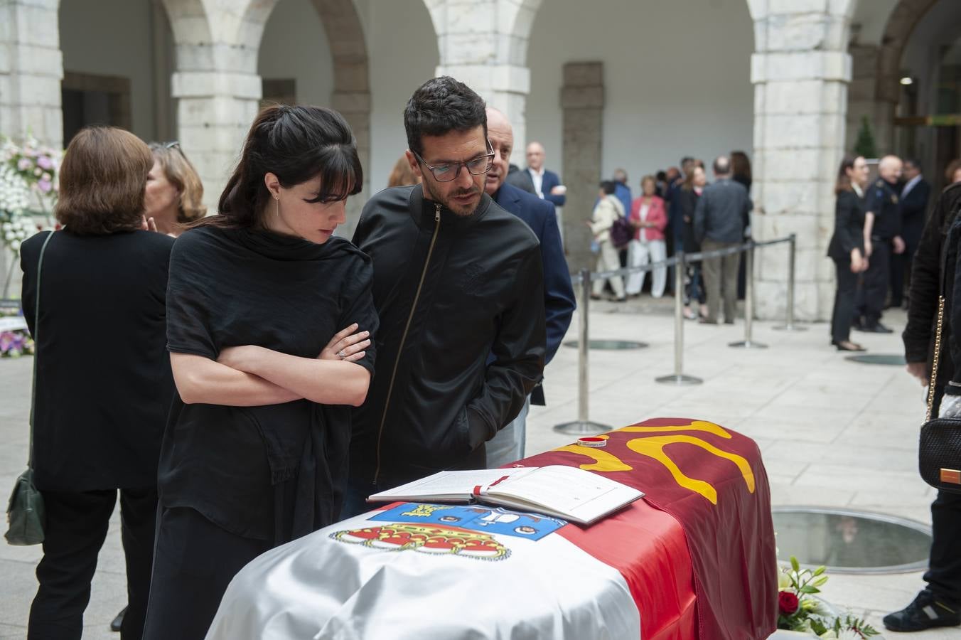 El Parlamento de Cantabria acoge la capilla ardiente del Rafael de la Sierra.