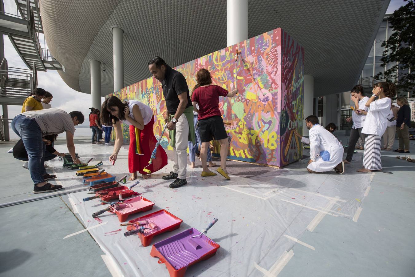 Creación del mural artístico "Ilusion y Emocion", pintado de manera colaborativa con el colectivo Boamistura, como cierre del curso 'Innovación y creatividad de la mano de personas con discapacidad' en el Centro Botin.