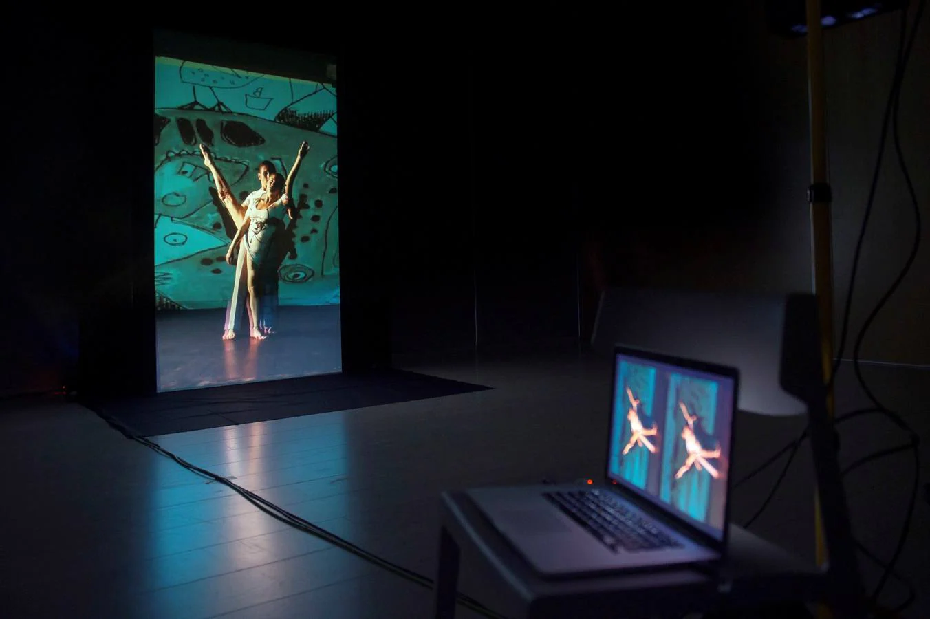 Piezas audiovisuales en tres dimensiones del coreógrafo Billy Cowie en el Centro Botín, en Santander, donde los bailarines virtuales del creador escocés se unieron a la poesía, la música y la pintura para formar un espectáculo con danzas de distintos países.