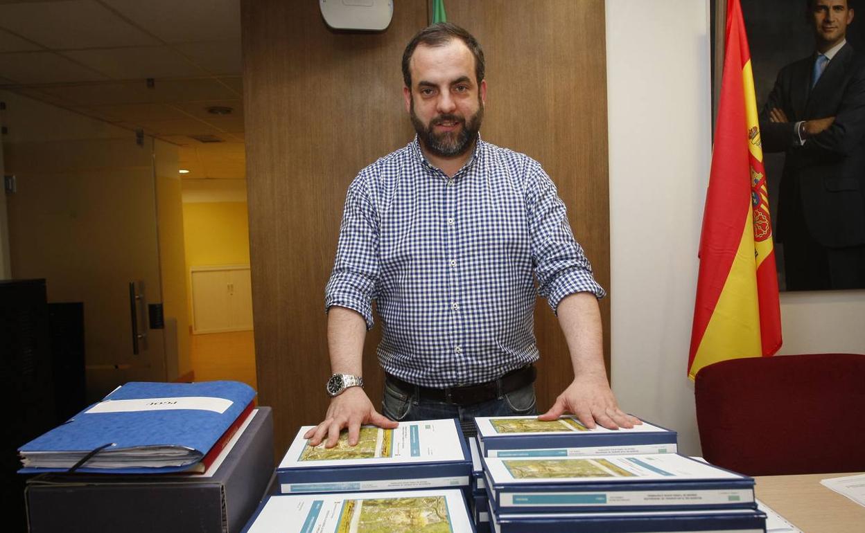 José Otto Oyarbide posa con toda la documentación del PGOU de Torrelavega después de ser aprobado