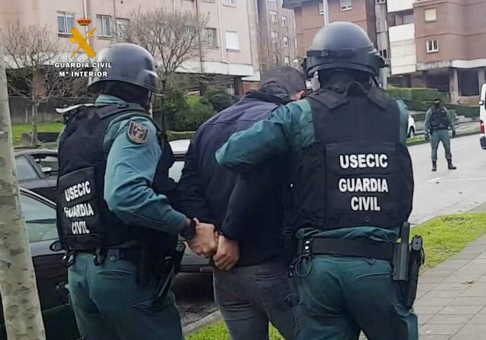 Detenidos tres hombres por extorsionar a dos ganaderos de Cantabria