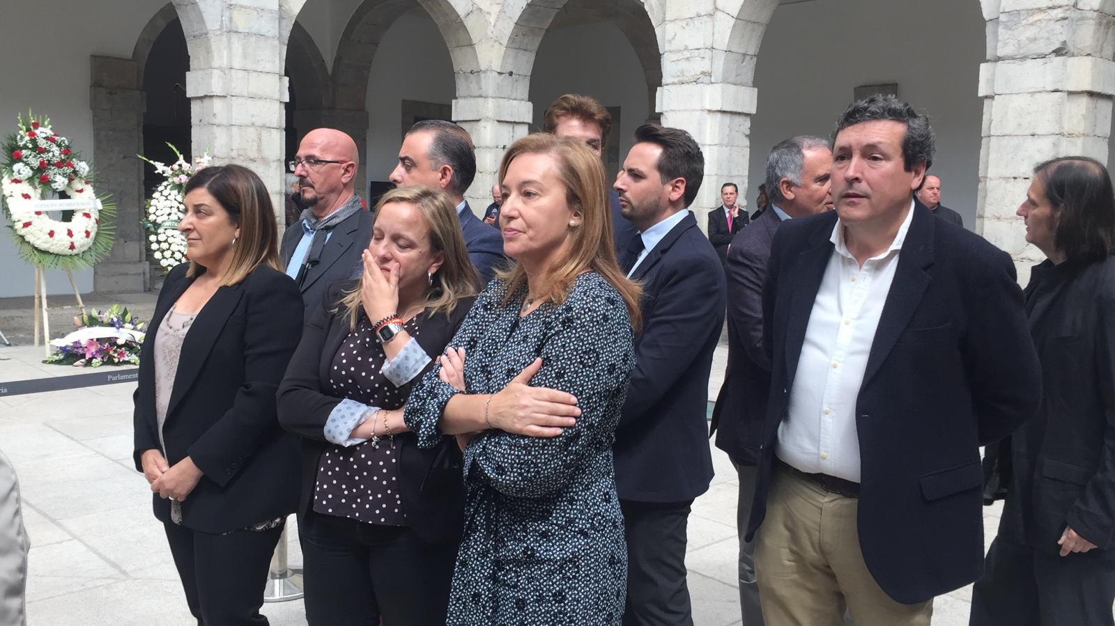 Miembros del Partido Popular de Cantabria, con María José Sáenz de Buruaga al frente, asisten a la capilla ardiente de Rafael de la Sierra.