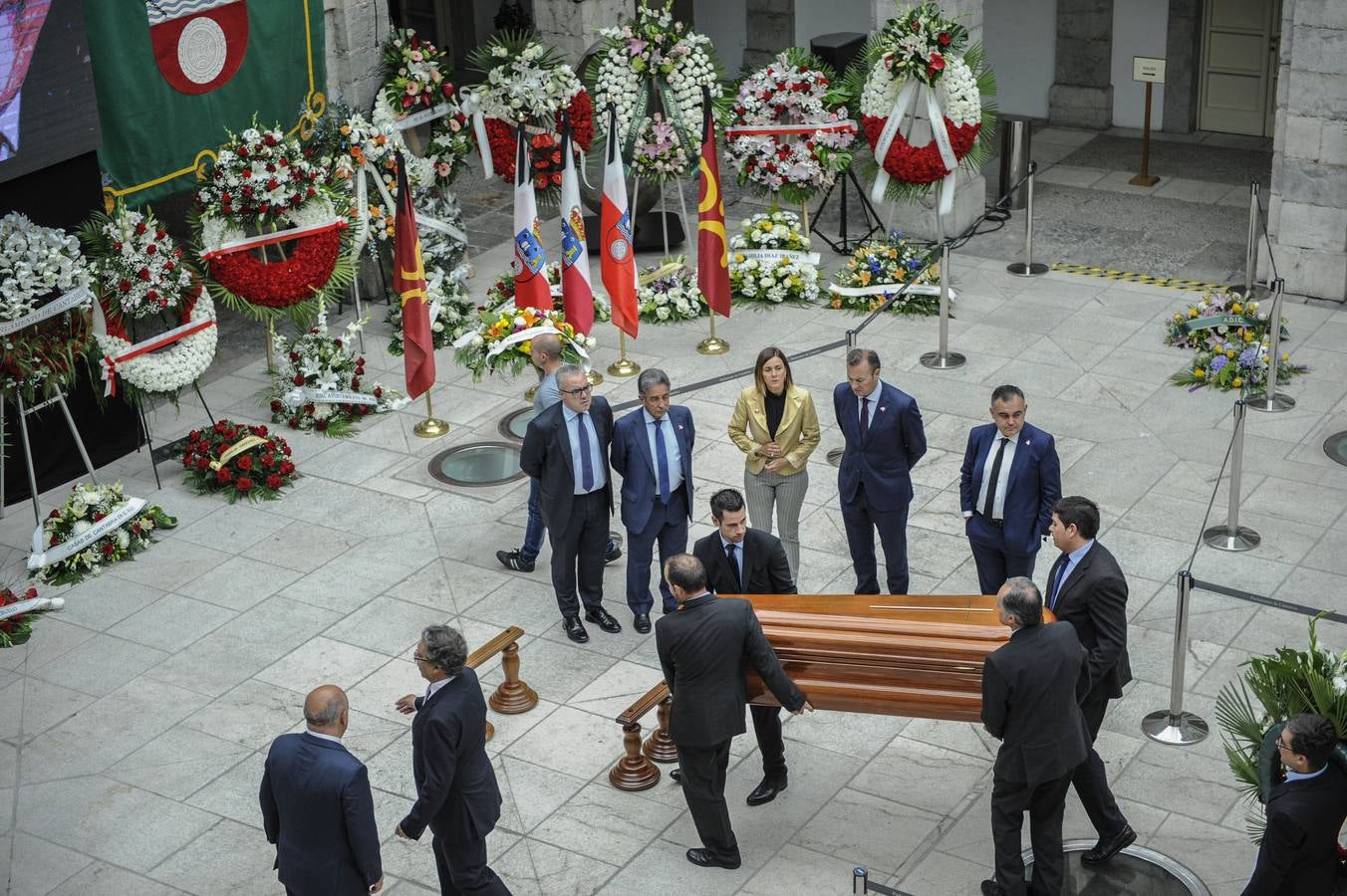 Llegada de los restos mortales de Rafael de la Sierra al Parlamento de Cantabria.