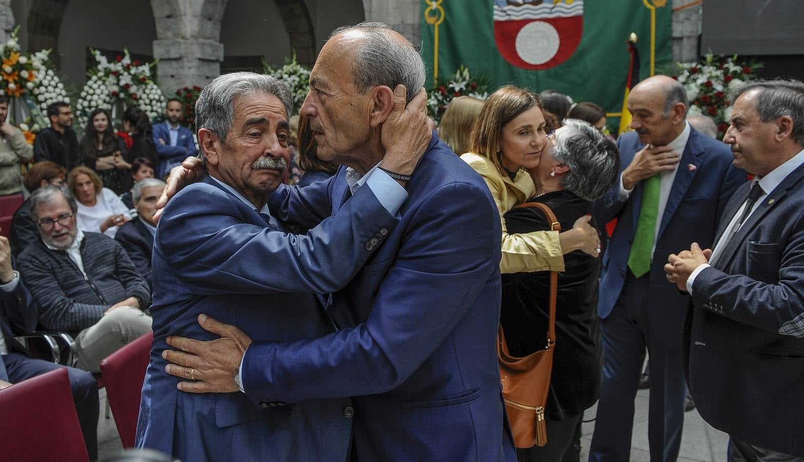 Revilla y Marcano se abrazan emocionados en la capilla ardiente de Rafael de la Sierra.