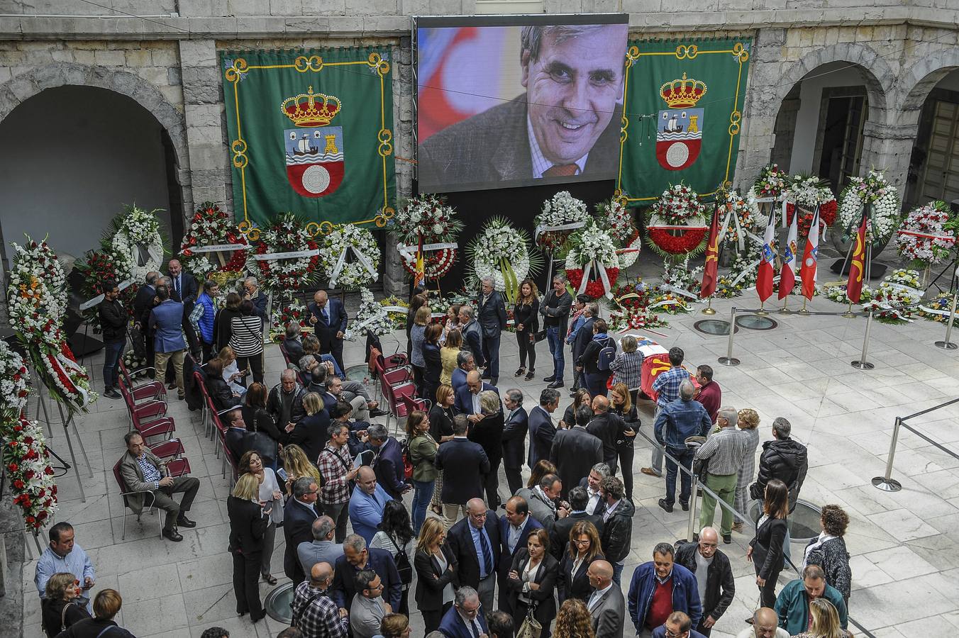 La capilla ardiente de Rafael de la Sierra ha congreado a gran parte de los políticos y de la sociedad cántabra.