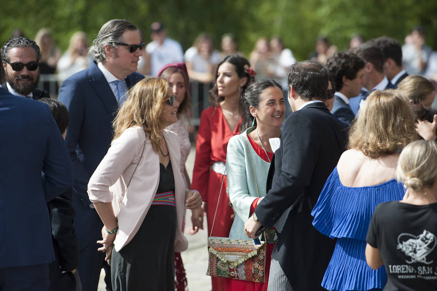 La 'influencer' y el empresario Pablo Castellano se casaron ante centenares de curiosos en la Colegiata de Castañeda