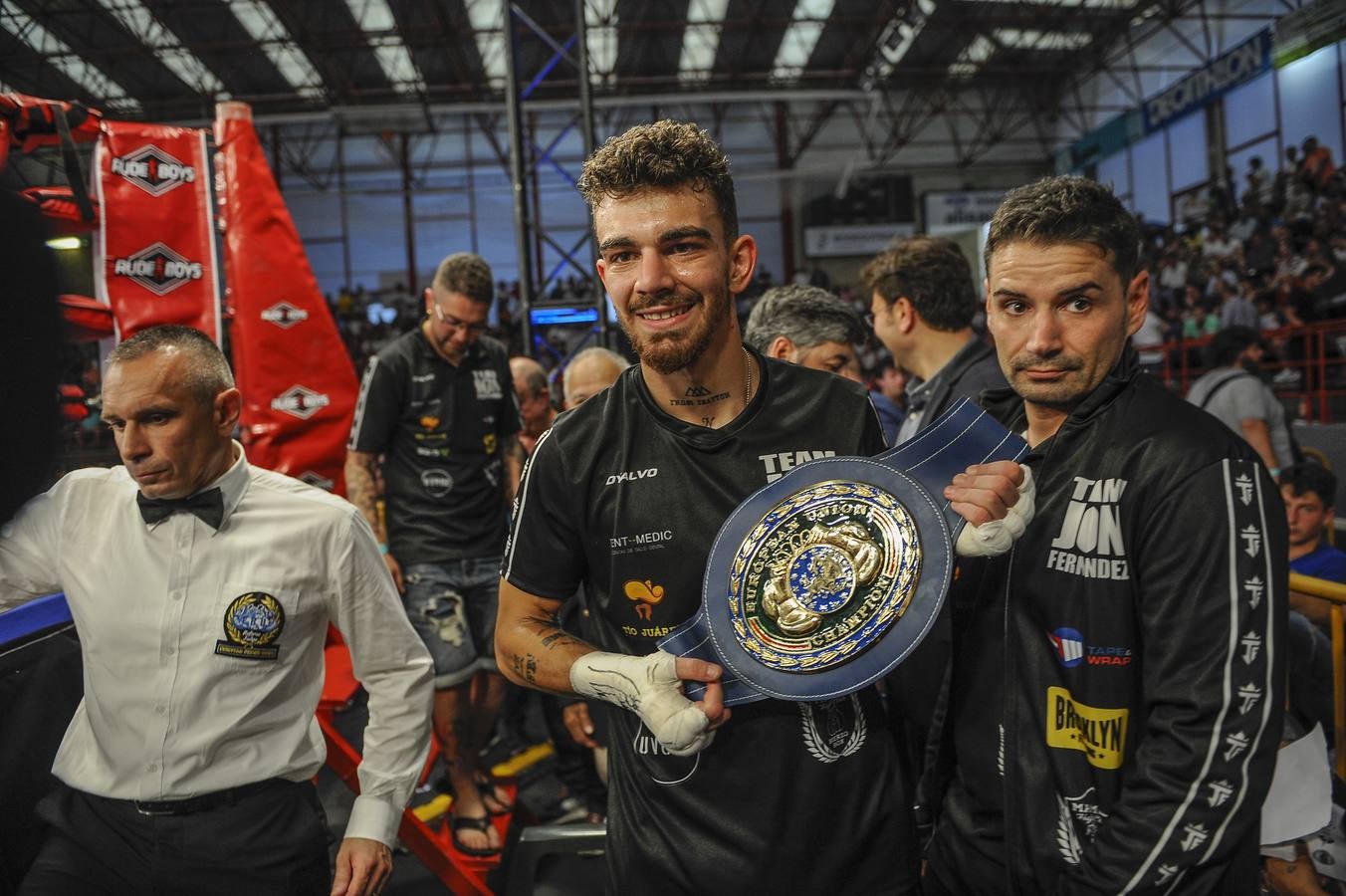 El Pabellón Vicente Trueba se llenó de público durante la velada de boxeo en la que seis combates precedieron al que enfrentó a Sergio García y Sergei Rabchanka