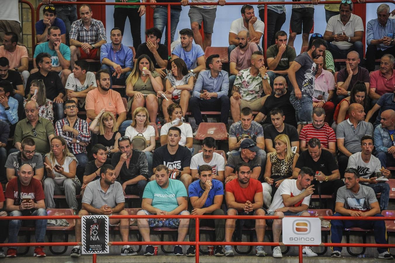 El Pabellón Vicente Trueba se llenó de público durante la velada de boxeo en la que seis combates precedieron al que enfrentó a Sergio García y Sergei Rabchanka