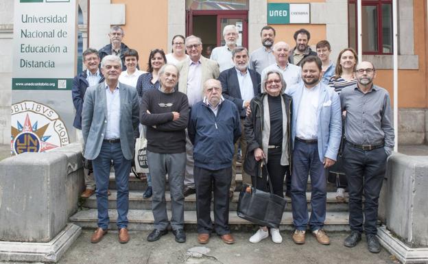 Organizadores y ponentes del congreso, que se ha celebrado los dos últimos días en las instalaciones de la UNED en Cantabria, posan en una foto de familia.