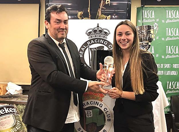 Javier Menéndez, presidente de la Peña Cossío, junto a Athenea del Castillo. :