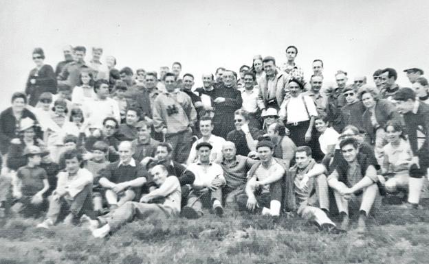 Participantes en la primera edición de la fiesta del pico la Garita, entre ellos el párroco, Miguel Cuevas, y el entonces alcalde, Fernando Senach, además de los organizadores de aquella marcha celebrada en 1969.