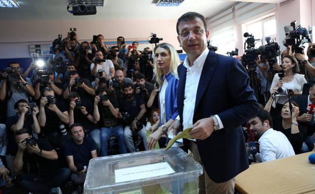 Imamoglu ejerce su derecho al voto.