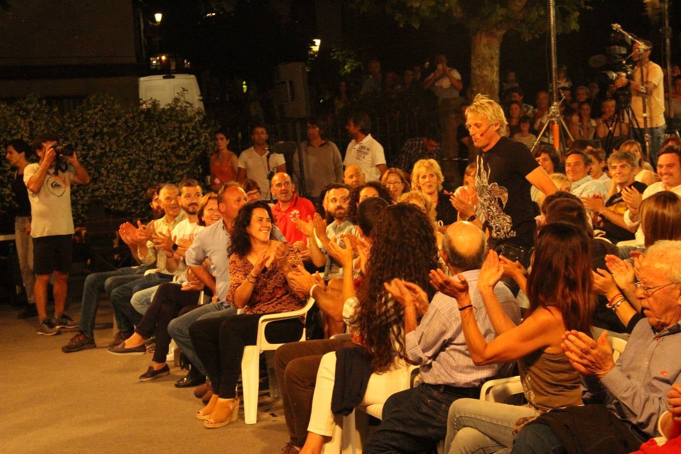 Fotos: Jesús Calleja congrega a un millar de personas en Potes para ver las imáganes grabadas para &#039;Volando Voy&#039;