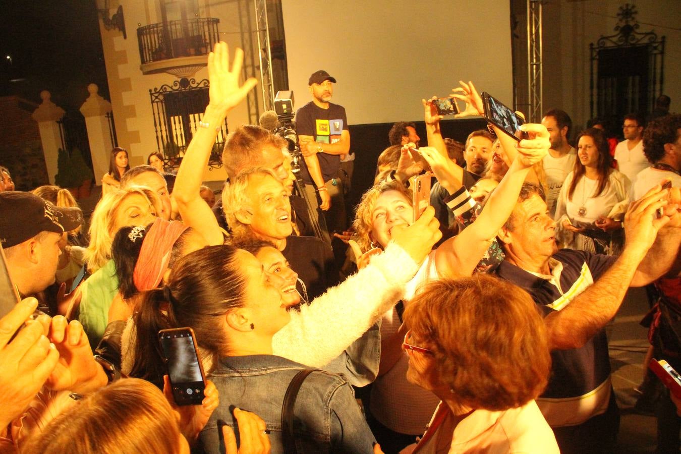 Fotos: Jesús Calleja congrega a un millar de personas en Potes para ver las imáganes grabadas para &#039;Volando Voy&#039;