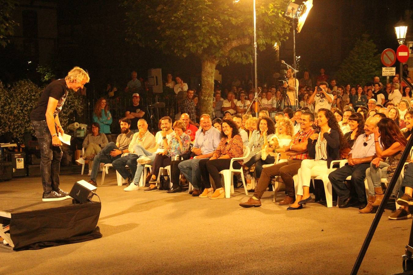 Fotos: Jesús Calleja congrega a un millar de personas en Potes para ver las imáganes grabadas para &#039;Volando Voy&#039;