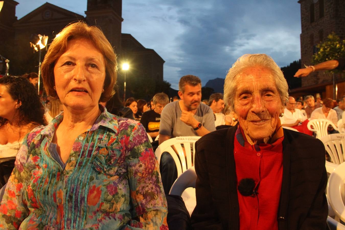 Fotos: Jesús Calleja congrega a un millar de personas en Potes para ver las imáganes grabadas para &#039;Volando Voy&#039;