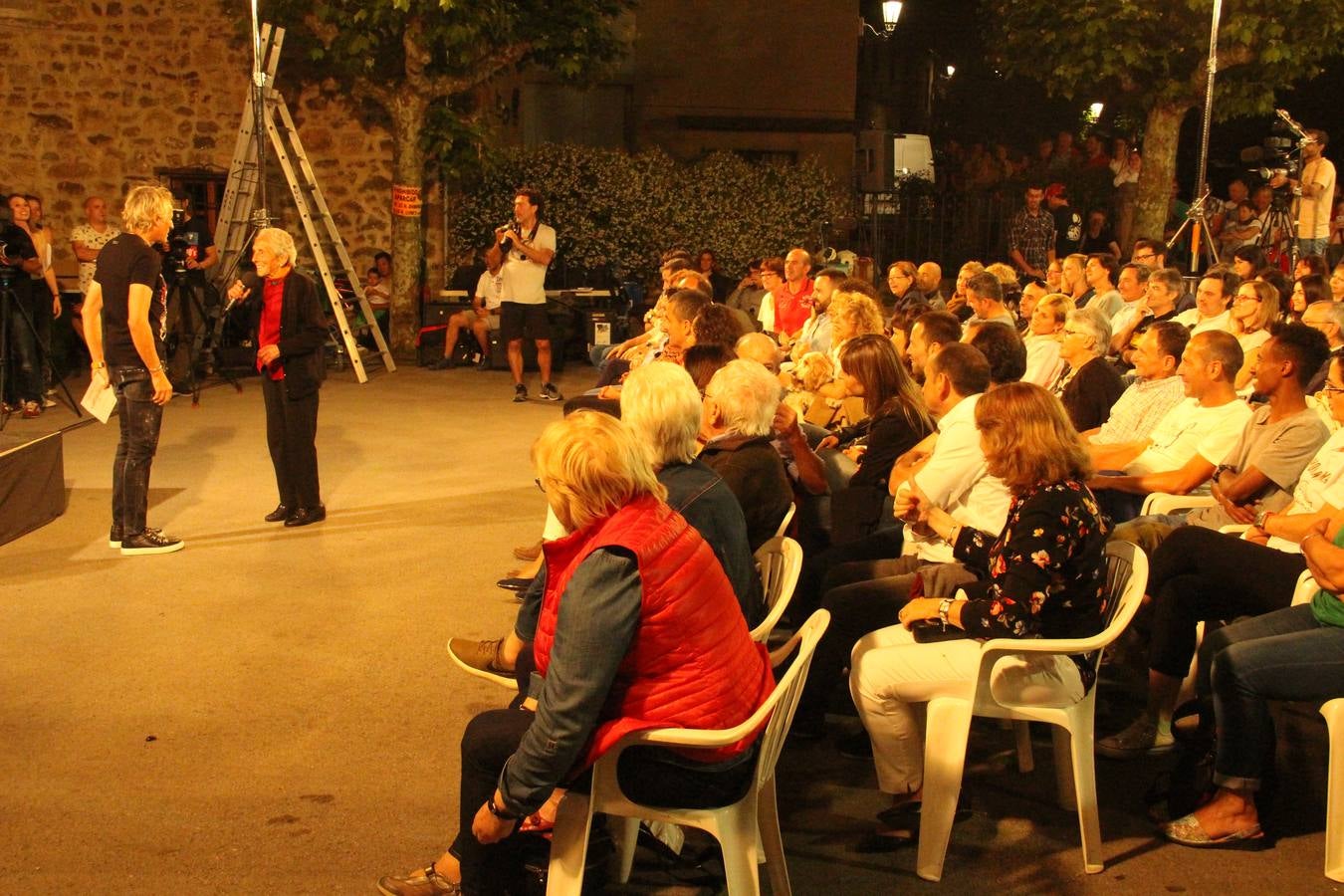 Fotos: Jesús Calleja congrega a un millar de personas en Potes para ver las imáganes grabadas para &#039;Volando Voy&#039;