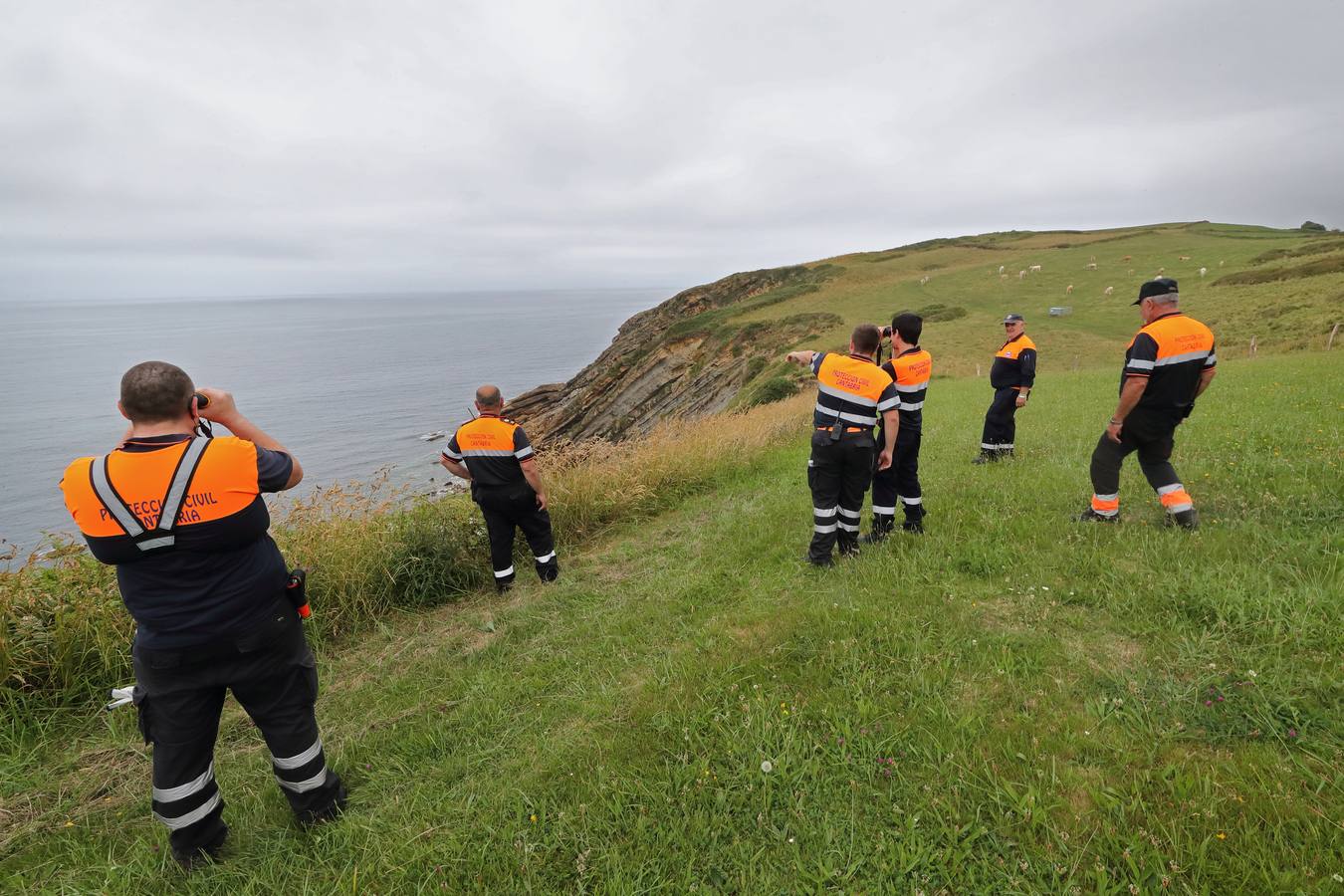 Efectivo de Protección Civil del 112 peina la costa desde tierra