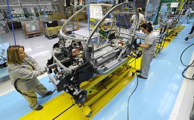 Dos operarias de Renault trabajan en una cadena de montaje de su fábrica en Valladolid. 