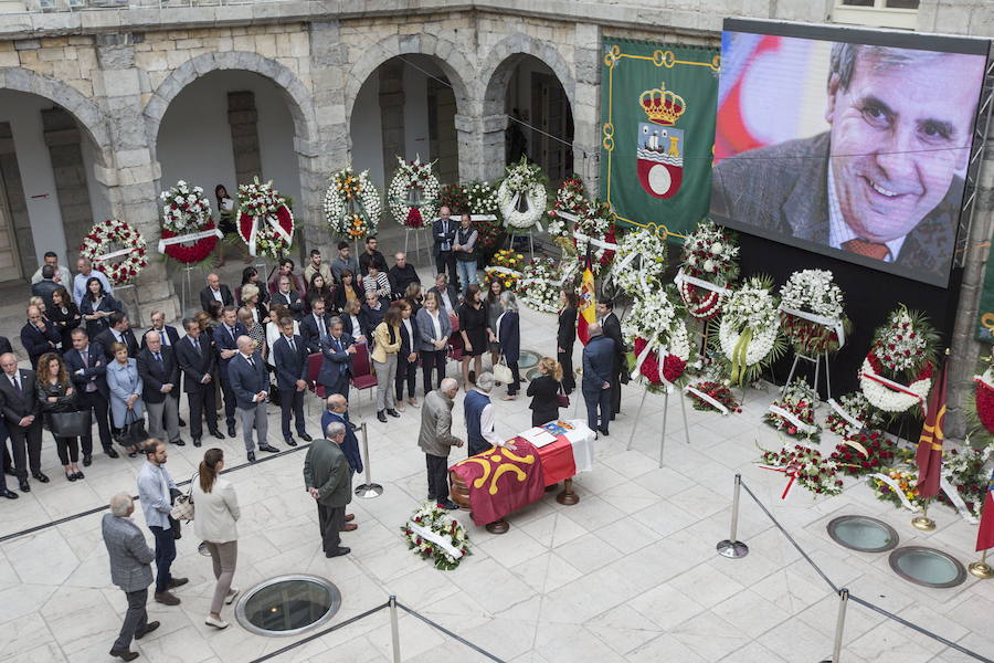 La capilla ardiente de Rafael de la Sierra se instaló el viernes en el Parlamento. :: 