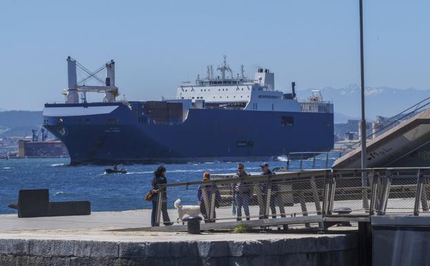  Imagen de archivo de uno de los buques cargados de armamento de la compañía Bahri Yambu que en 2018 hizo escala en Santander. 