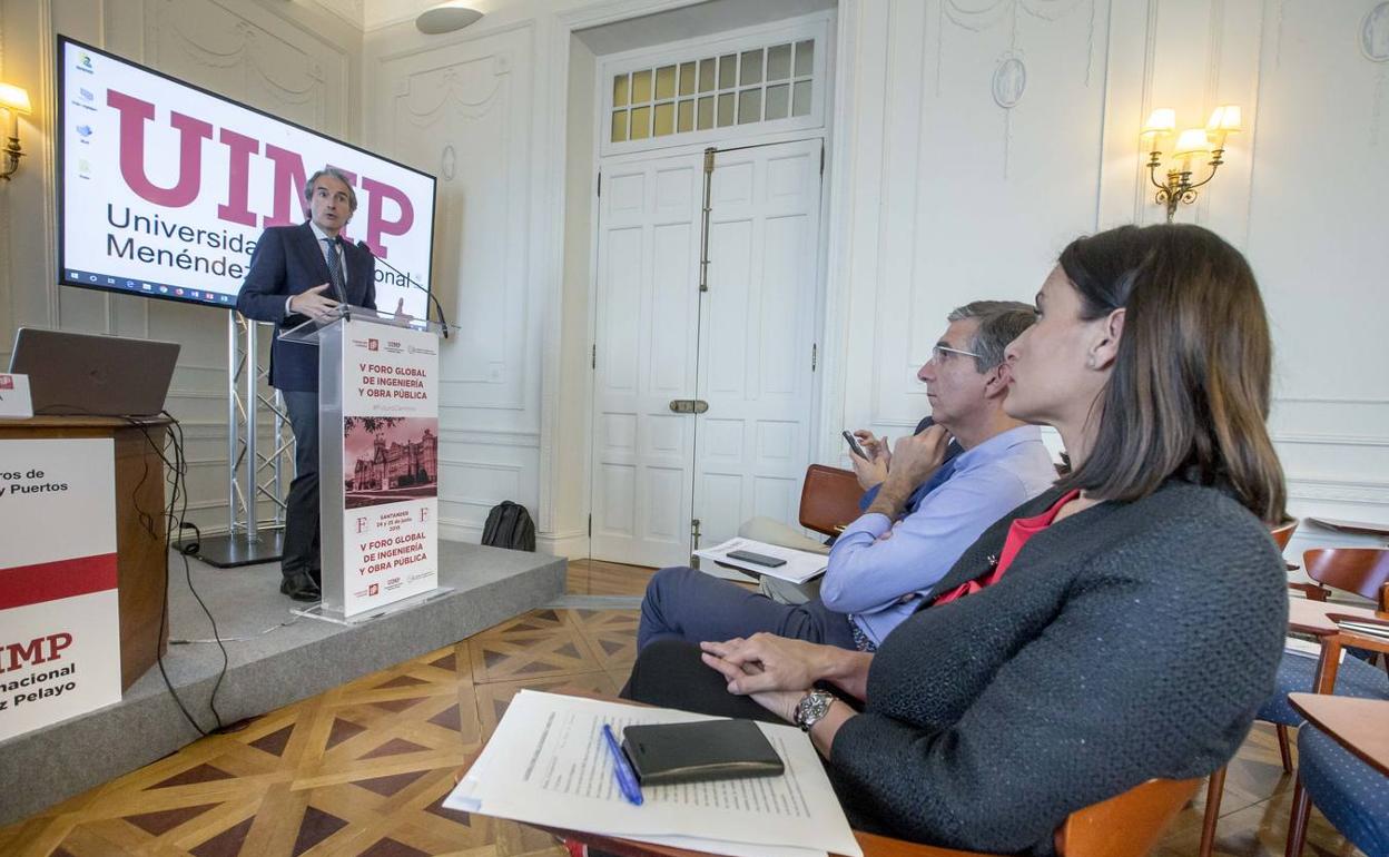 Gema Igual y César Díaz, em primera fila, escuchan a De la Serna en la UIMP