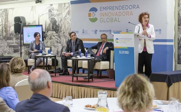 María Peña, Ignacio Quijano, Ignacio Canales y la periodista Pilar González (izquierda), ayer en el Hotel Sardinero de Santander. 