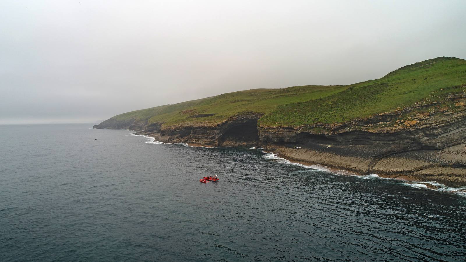 Los perros han vuelto a señalar el rastro del menor en los acantilados mientras se le busca también desde el mar y desde el aire