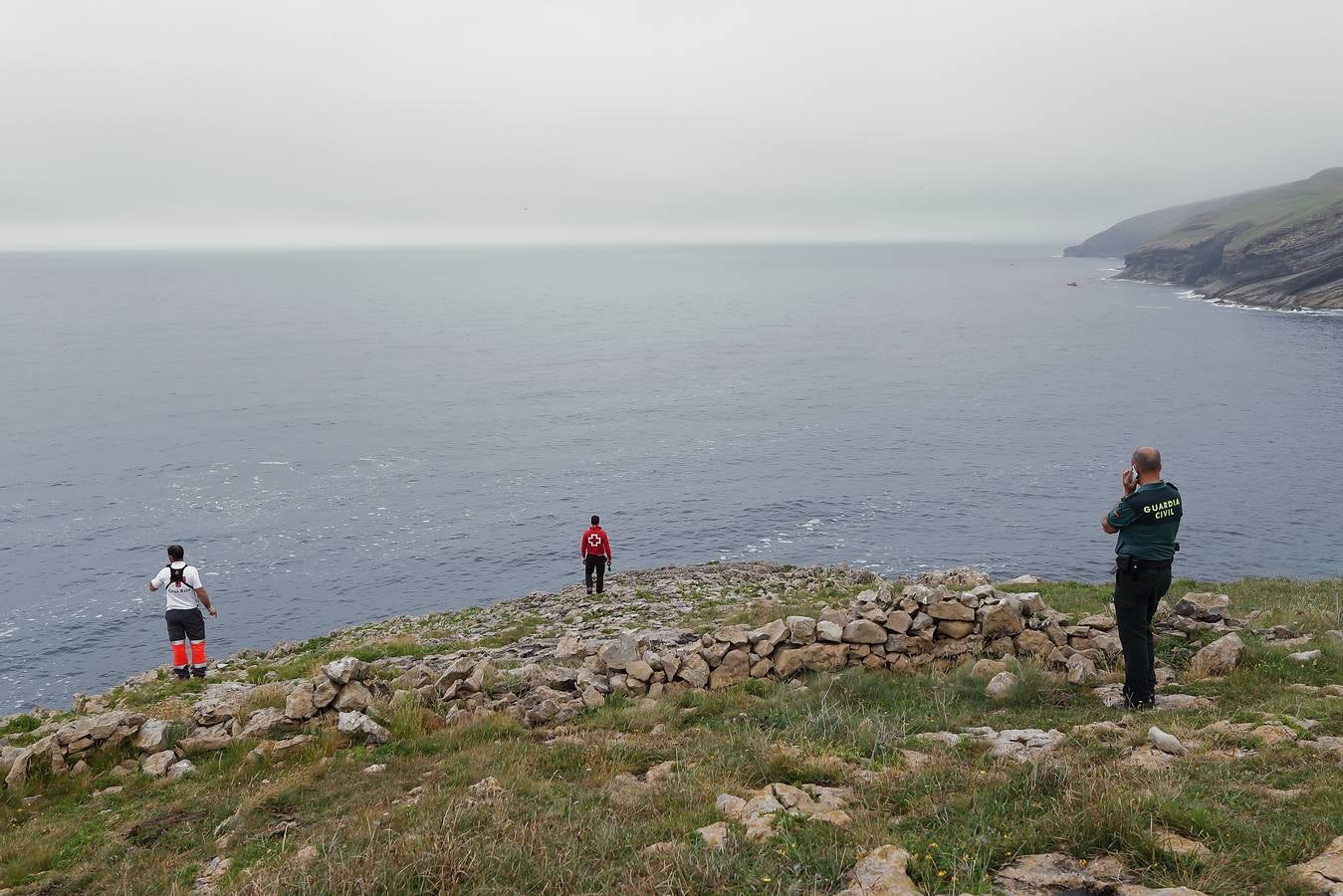 Los perros han vuelto a señalar el rastro del menor en los acantilados mientras se le busca también desde el mar y desde el aire