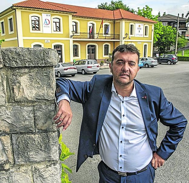 Pedro Pérez Ferradas, frente al ayuntamiento de Marina de Cudeyo. :: daniel pedriza