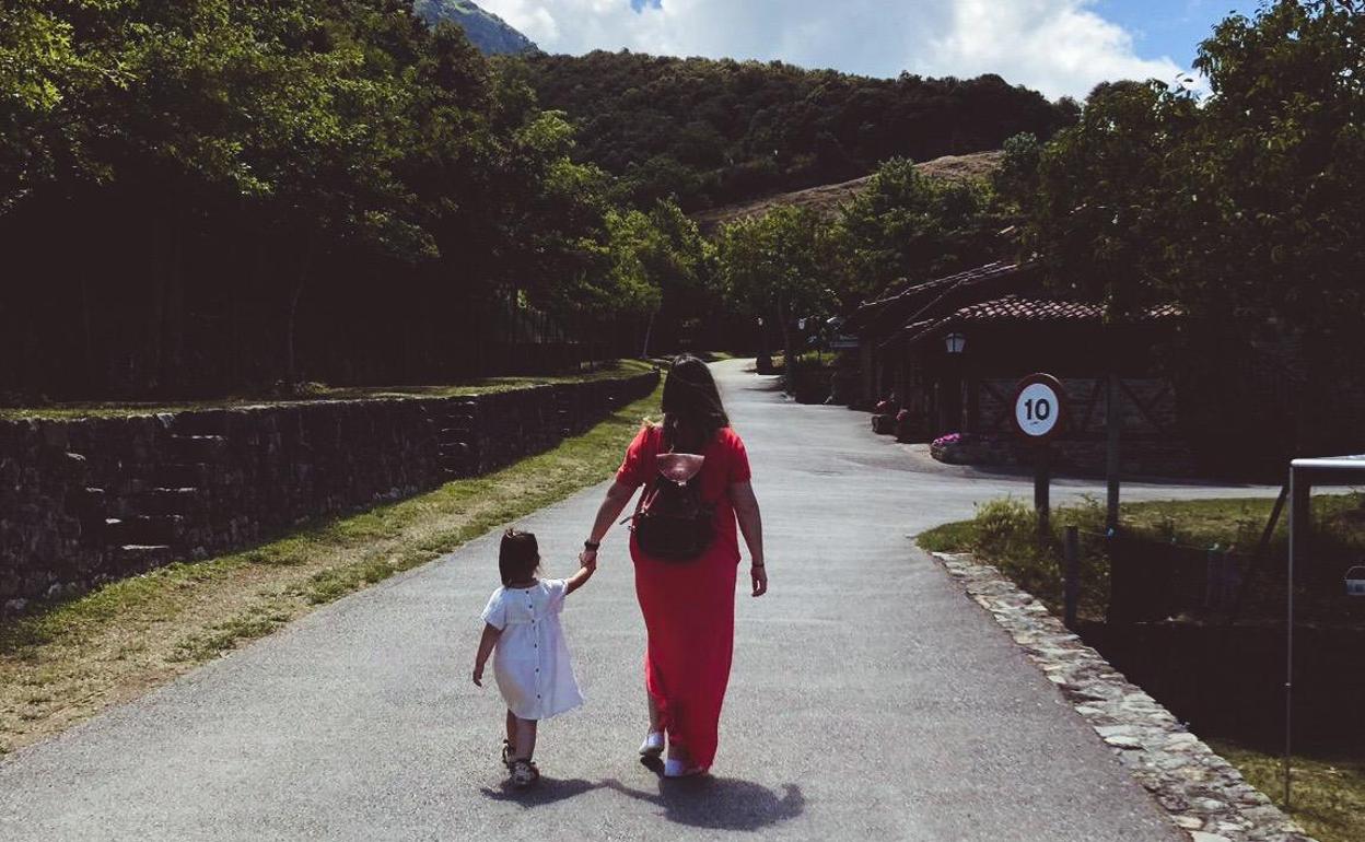 Paula pasea, en plena naturaleza, con su pequeña India.