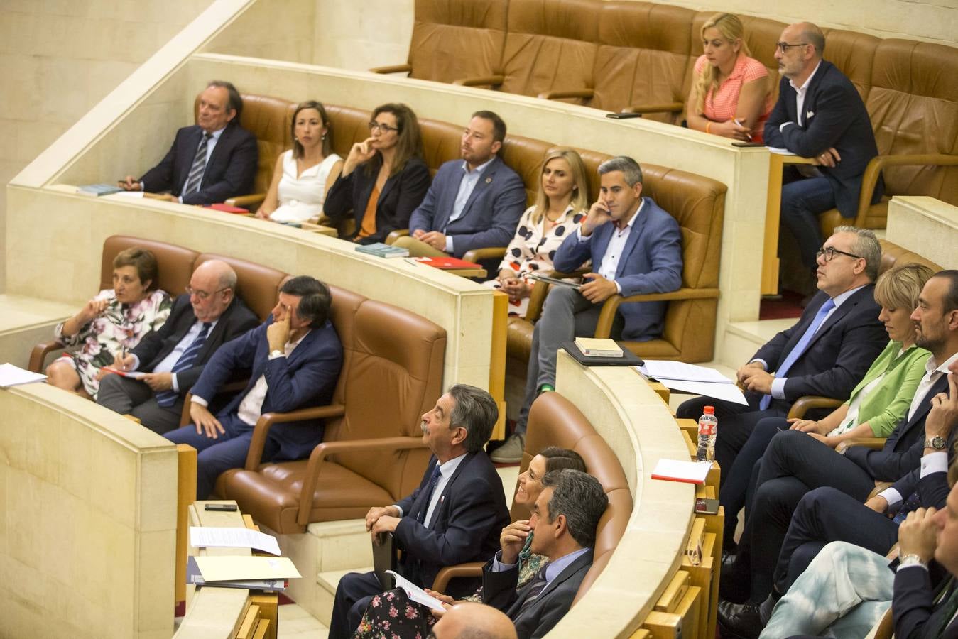 Al fondo los diputados del PSOE y en la última fila los de Ciudadanos, que se estrenan en el Parlamento y ocupan los escaños en los que se sentaban la pasada legislatura los parlamentarios de Podemos