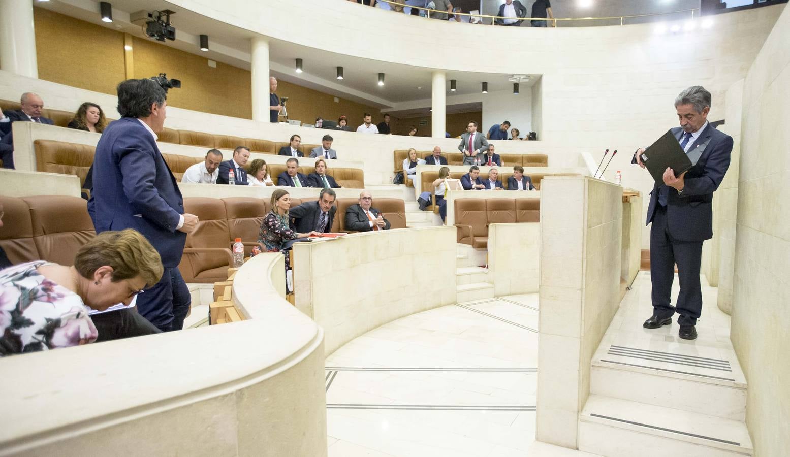 Los diputados comienzan a levantarse tras concluir la primera jornada del pleno