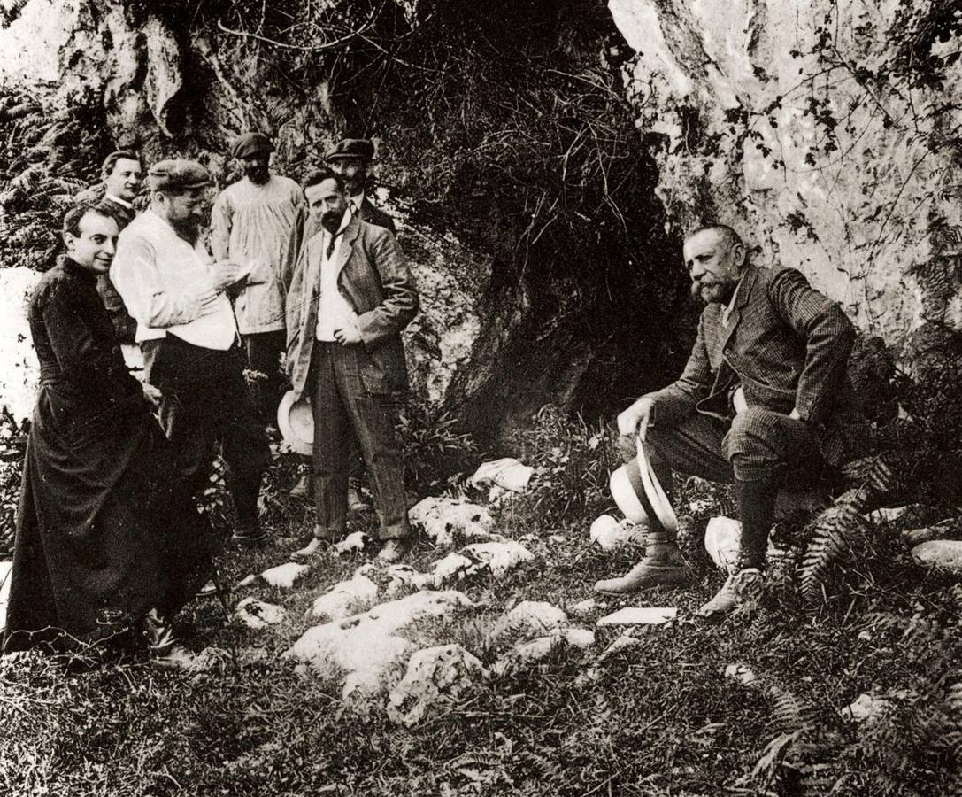 Convencidos de que Altamira no podía ser la única cueva con pinturas prehistóricas, un puñado de pioneros emprendió en 1902 una búsqueda por Cantabria que acabó sentando las bases de toda una ciencia y legó para la posteridad grutas que hoy son Patrimonio de la Humanidad. Sus sucesores del siglo XXI han rescatado ahora la colección de fotografías que narra su historia. En la imagen, el príncipe Alberto I de Mónaco (dcha) visita la cueva de El Castillo, en Puente Viesgo, en julio de 1909, acompañado por los arqueólogos Henri Breuil (izda), Hugo Obermaier (3 izda) y Hermilio Alcalde del Río (5 izda).