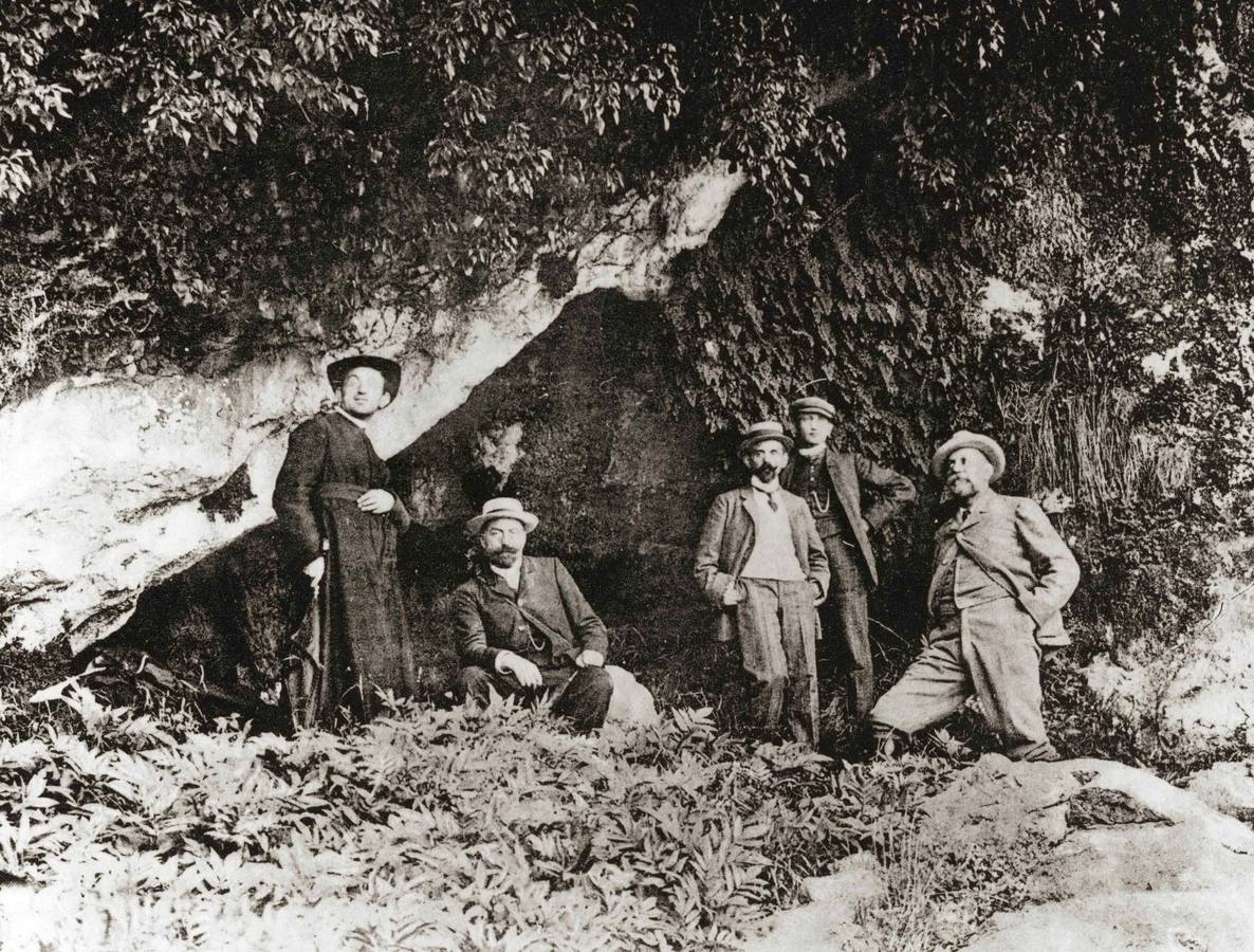 Fotografía realizada el 22 de julio de 1909 en la que puede verse a Alberto I de Mónaco (decrecha), posando en la boca de la cueva de Covalanas, en Ramales de la Victoria (Cantabria), junto con los arqueólogos Hugo Obermaier (segundo por la derecha), Hermilio Alcalde del Río (tercero por la derecha) y Henri Breuil (izquierda), así como con el pintor Bonat (segundo por la izquierda). 