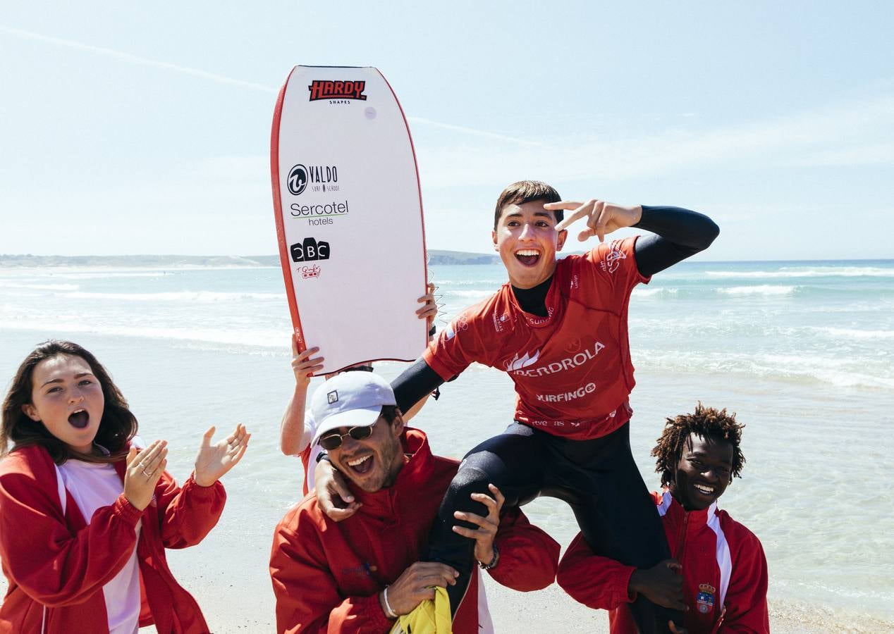 Luis Tausía, alzado por sus compañeros tras conseguir su victoria en bodyboard sub 18 y ser segundo en categoría Open. 