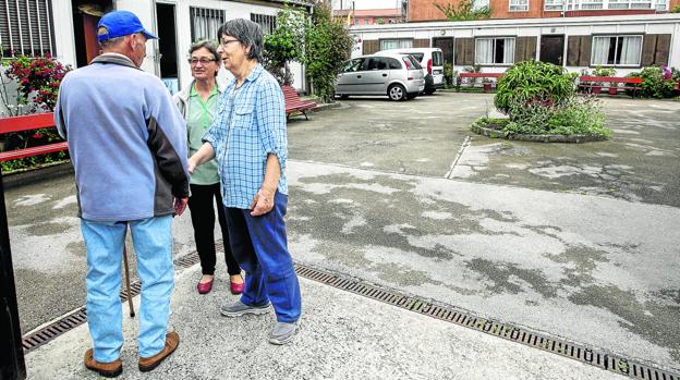  Las religiosas franciscanas dan la bienvenida a un usuario del Hogar del Transeúnte de Torrelavega.