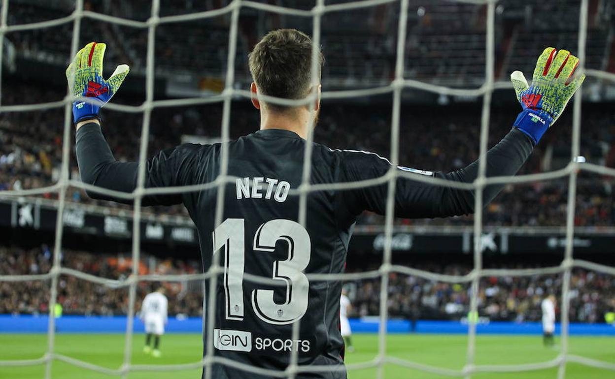 Neto, durante un partido con el Valencia. 