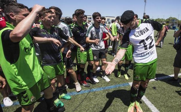 Dani Segovia, emulando a un torero, es jaleado por sus compañeros durante la celebración del ascenso. 