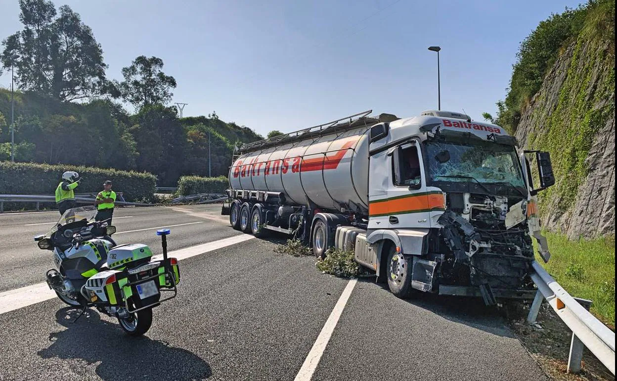 Una colisión entre dos camiones corta una hora la A-8 en Caviedes en dirección a Asturias