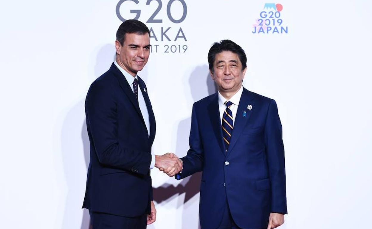 El presidente del Gobierno, Pedro Sánchez, y el primer ministro japonés, Shinzo Abe, hoy en Osaka.