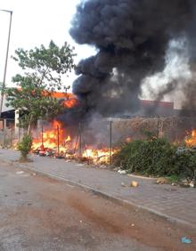 Imagen secundaria 2 - Incendio en un vertedero incontrolado junto a la fábrica GSW de Nueva Montaña 