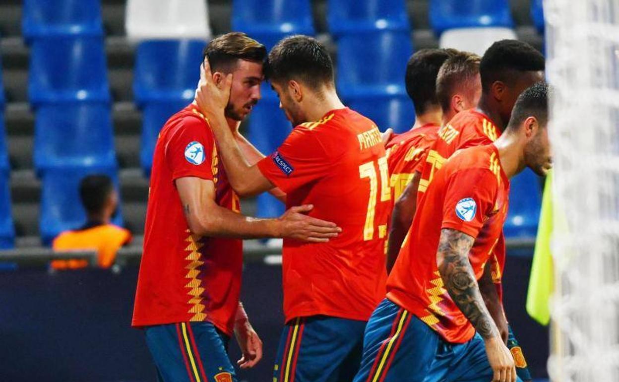 Marc Roca celebra el gol con sus compañeros.