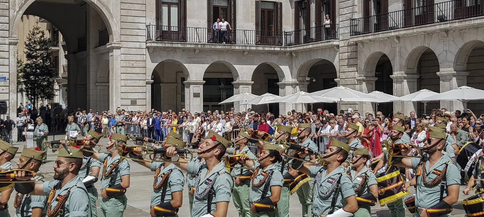 Numeroso público estuvo en la Porticada para ver el izado de bandera, el homenaje a los caídos y el desfile. 