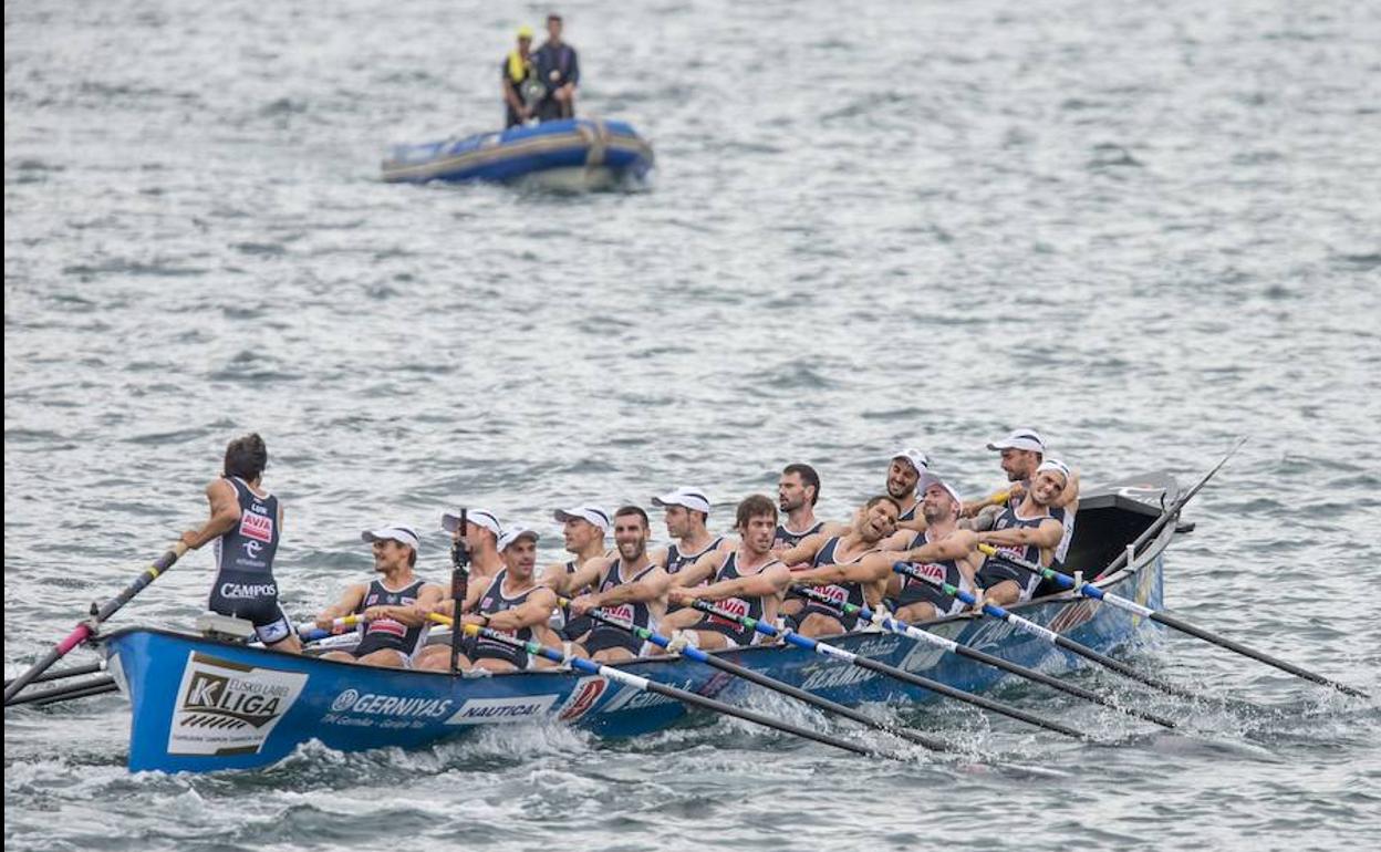 La 'San José XV', en la regata de este sábado en la bahía de Santander.