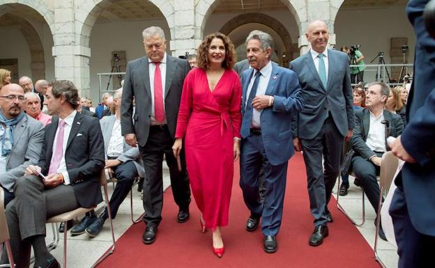 El presidente de Cantabria, Miguel Ángel Revilla (2d) junto a la ministra en funciones de Hacienda, María Jesús Montero (c), el delegado de Gobierno en Cantabria, Eduardo Echevarría (d) y el presidente del Parlamento de Cantabria, Joaquín Gómez (i).