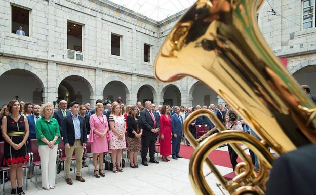 Imagen. La ceremonia comenzó con la interpretación del Himno de Cantabria a cargo del Grupo Ensemble Instrumental de Santander, bajo la dirección de Daniel López. 