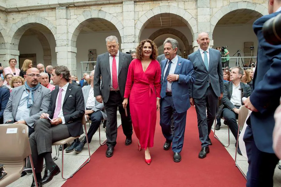 El líder regionalista, que ha gobernado con el PP y el PSOE, a sus 76 años logra hacer cumbre con el PRC y jura el cargo rodeado de familiares, amigos, las principales autoridades de la Comunidad y la ministra de Hacienda en funciones María Jesús Montero