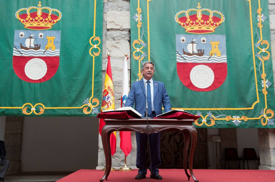 El líder regionalista, que ha gobernado con el PP y el PSOE, a sus 76 años logra hacer cumbre con el PRC y jura el cargo rodeado de familiares, amigos, las principales autoridades de la Comunidad y la ministra de Hacienda en funciones María Jesús Montero